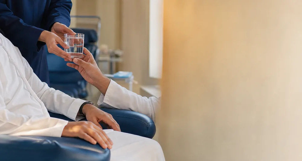 متبرع يتلقى كوب ماء داخل مركز التبرع